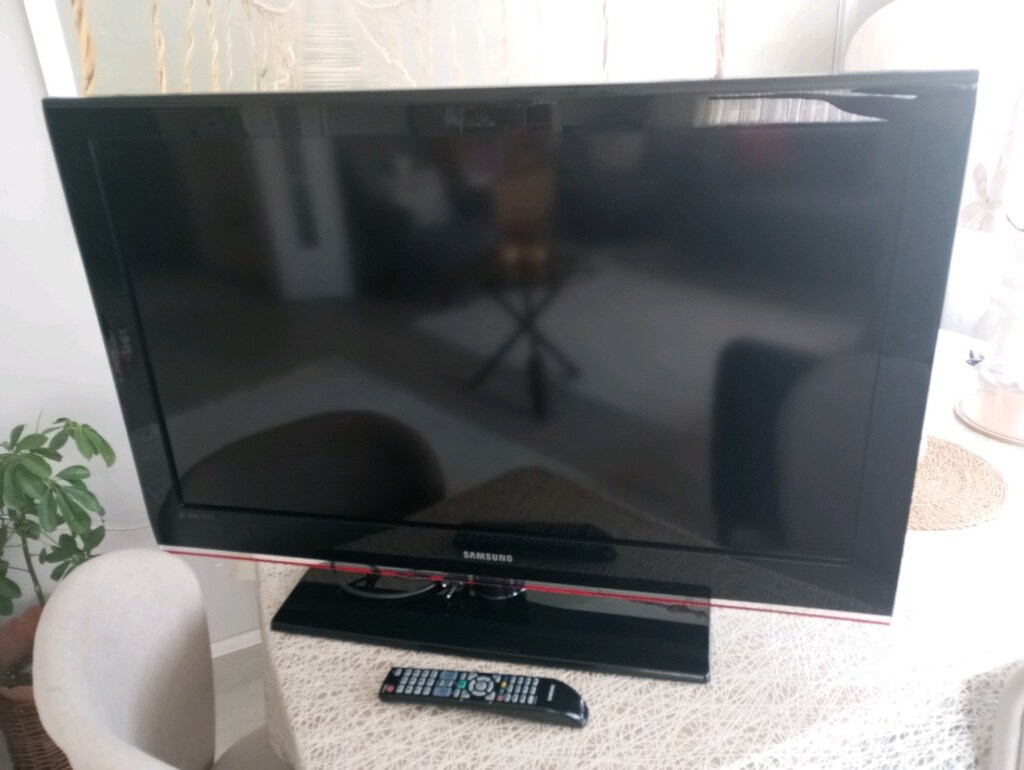 Samsung LE40B530P7W LCD TV - 2