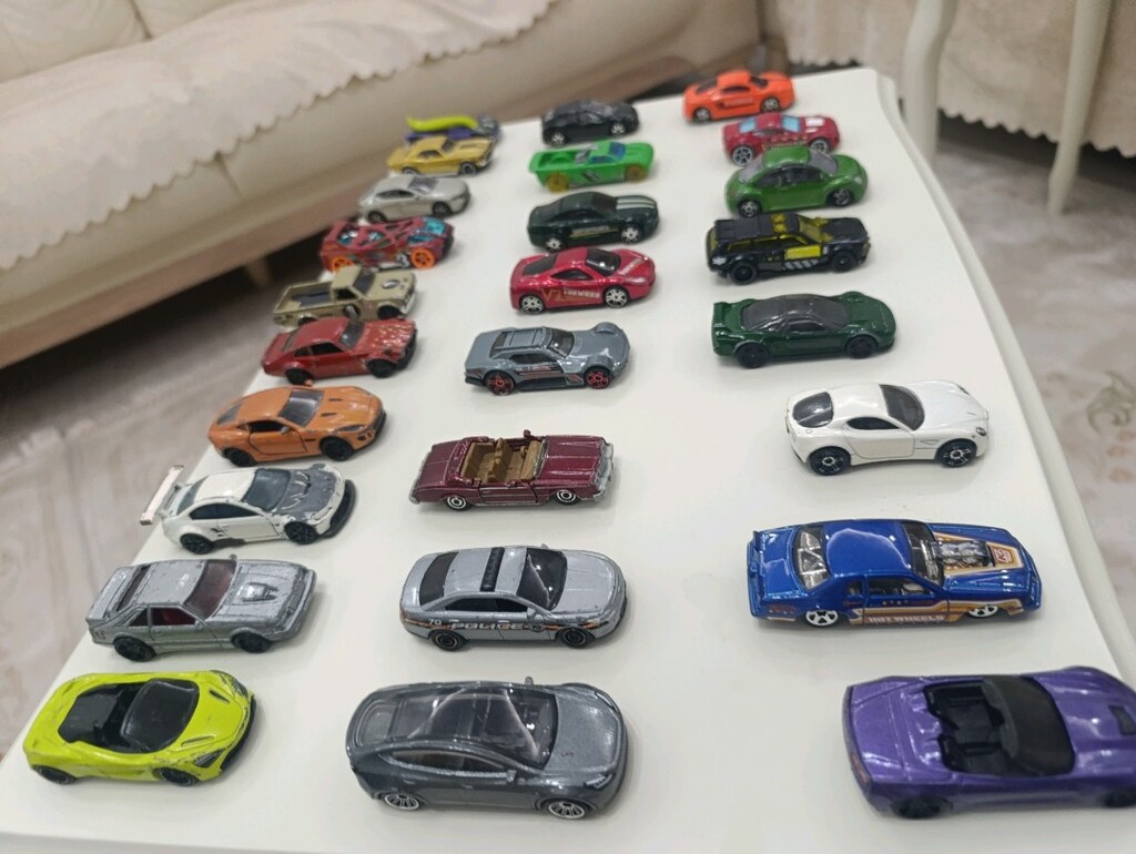 oyuncak araba 26 tane araba var 15 hot wheel 6 matchbox 5 normal araba - 3