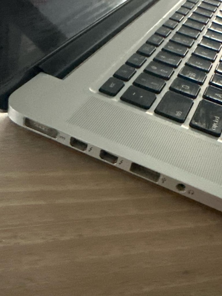 MacBook Pro 15,4 ″ Retina Ekran i7 İşlemci - 4