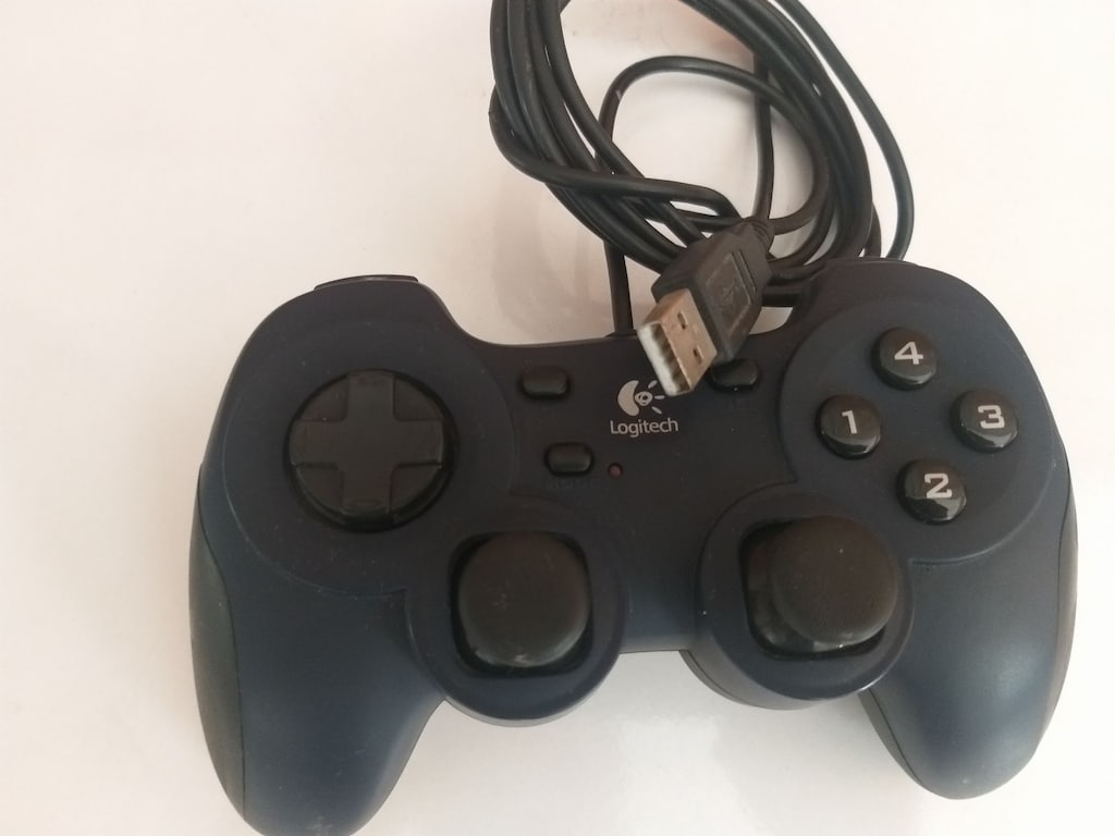 Logitech Dual Action Gamepad USB Game - 7