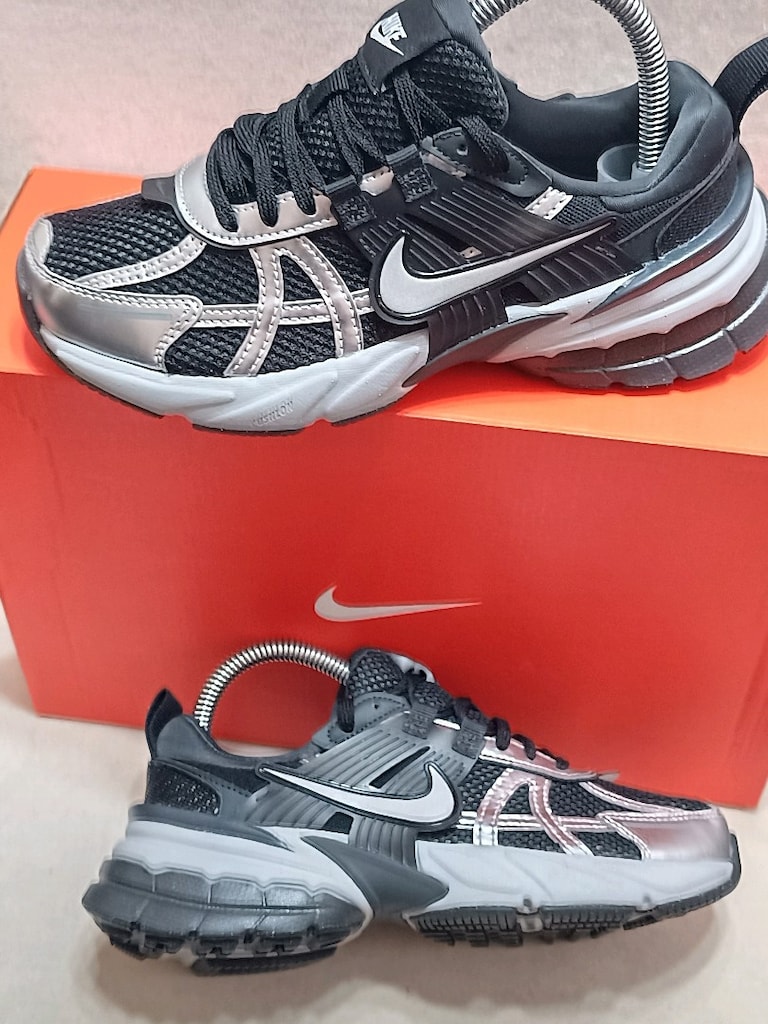 Nike V2K Run Orjinal sıfır üründür denemek için evde giyilmiş - 5