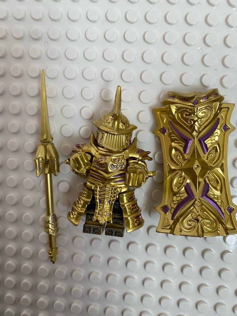 Lego Tower Knight altın minifigürü - 3