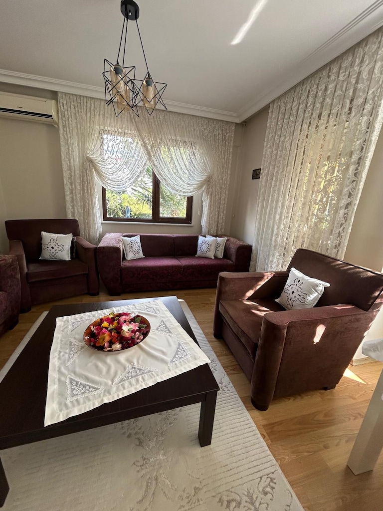 Tepehome kaliteli ve konforlu koltuk takımı. 2 üçlü - 2 berjer - sehpa - 6