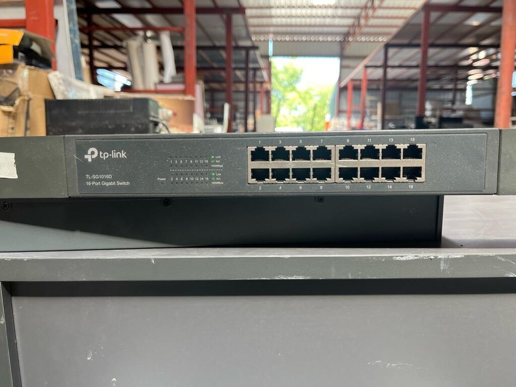 2 Adet Network Switch ( HPE, TP-Link) - 4