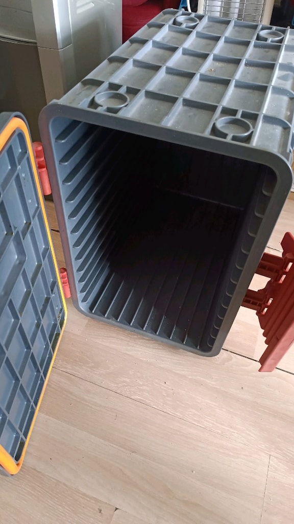 Gri ve Kırmızı Saklama Kutusu (Termobox) - 2