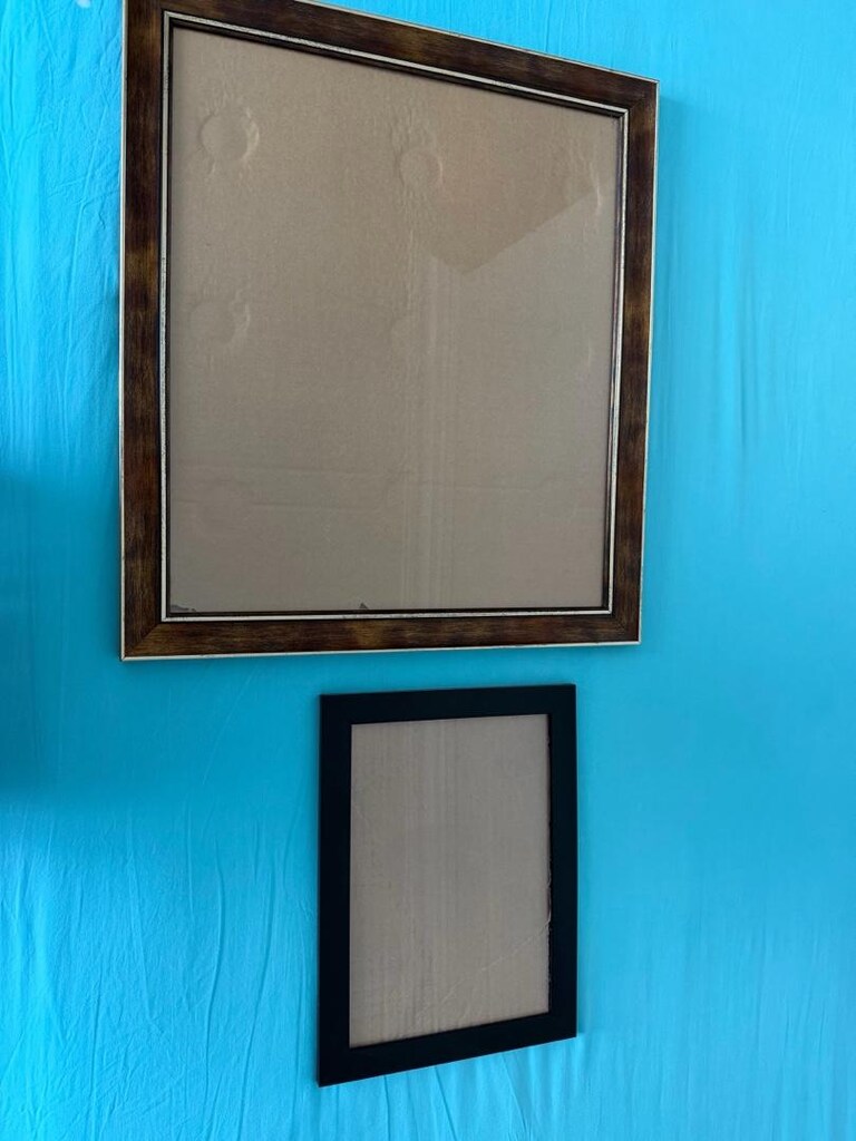 2 adet çerçeve satılıktır. 50*50 büyük olan diğeri