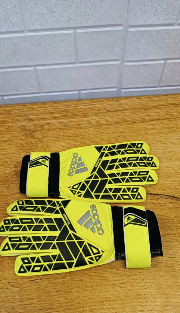 Adidas kaleci eldiveni