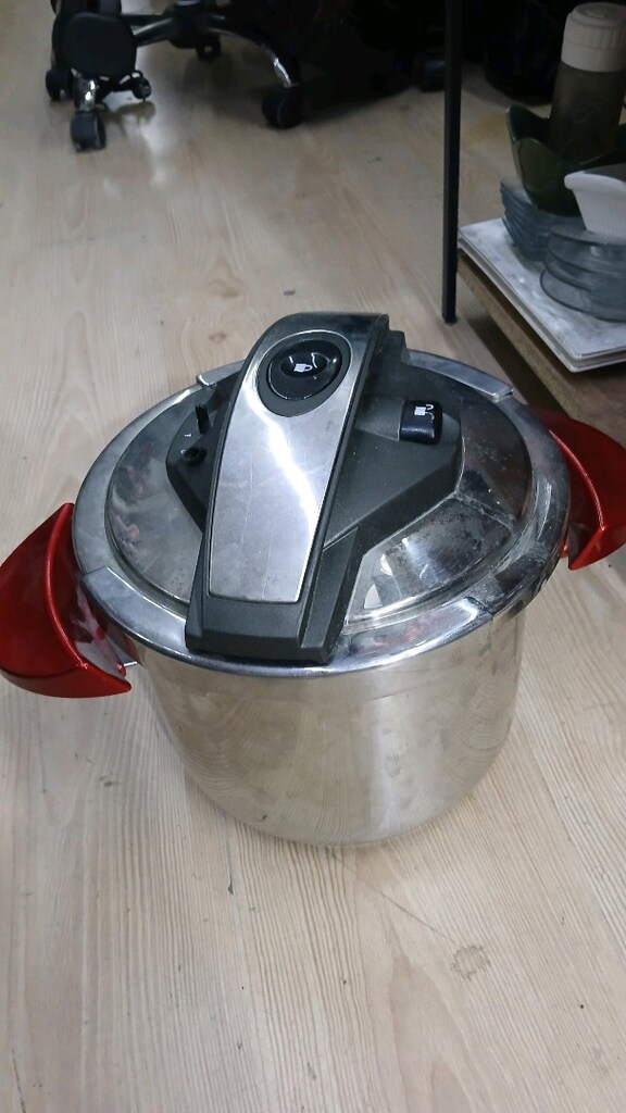 Emsan Fastcook model bir düdüklü tencere 7 lt. - 9