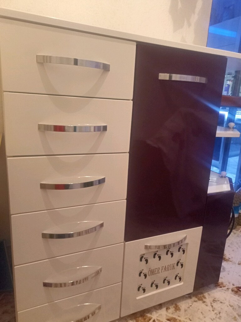 şifonyer veya mutfak dolabı