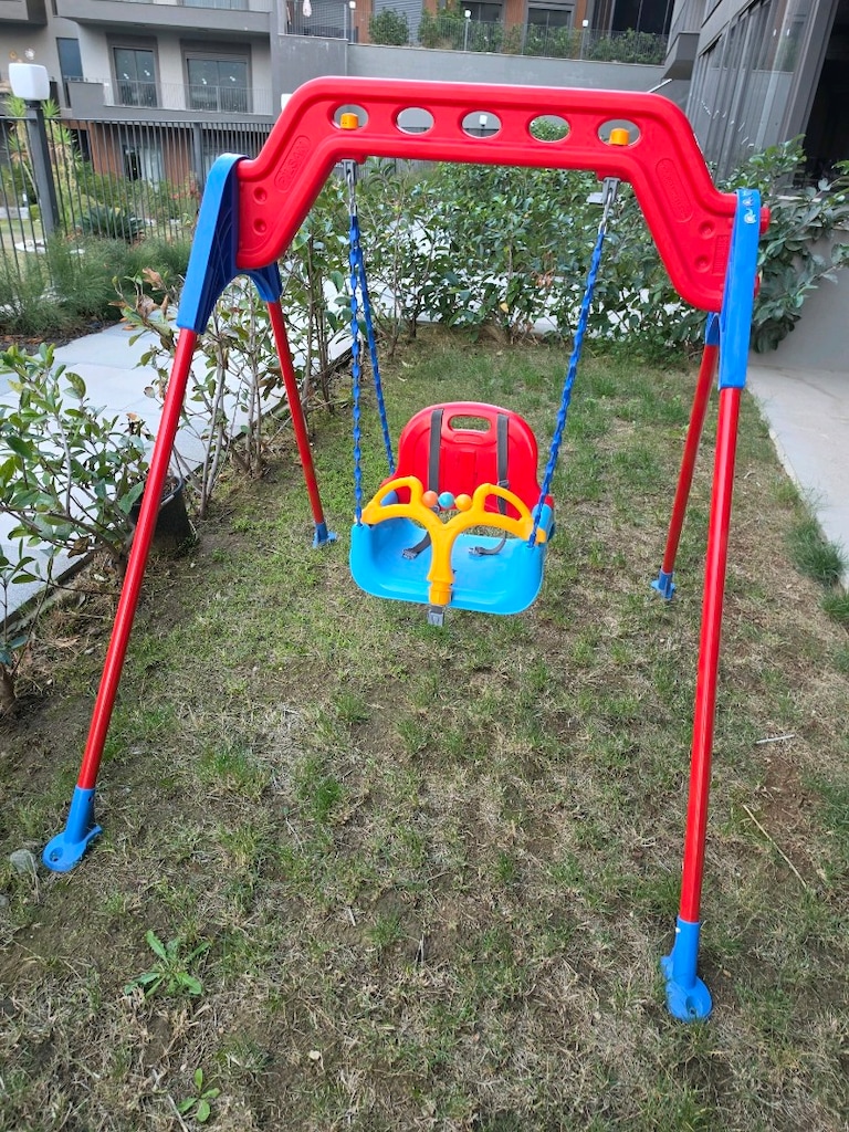 Kırmızı ve mavi çocuk salıncağı - 2