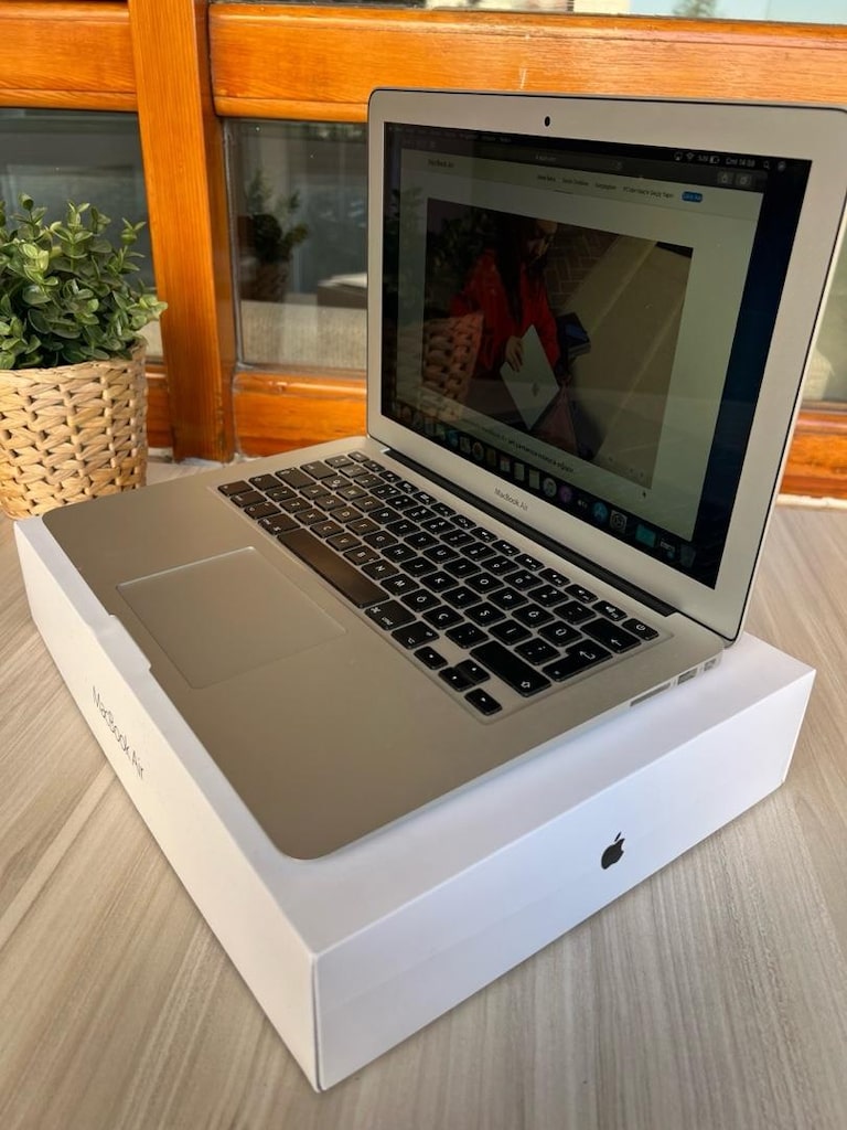 Apple MacBook Air 13.3” i5-5250 8gb Ram 128gb - 11