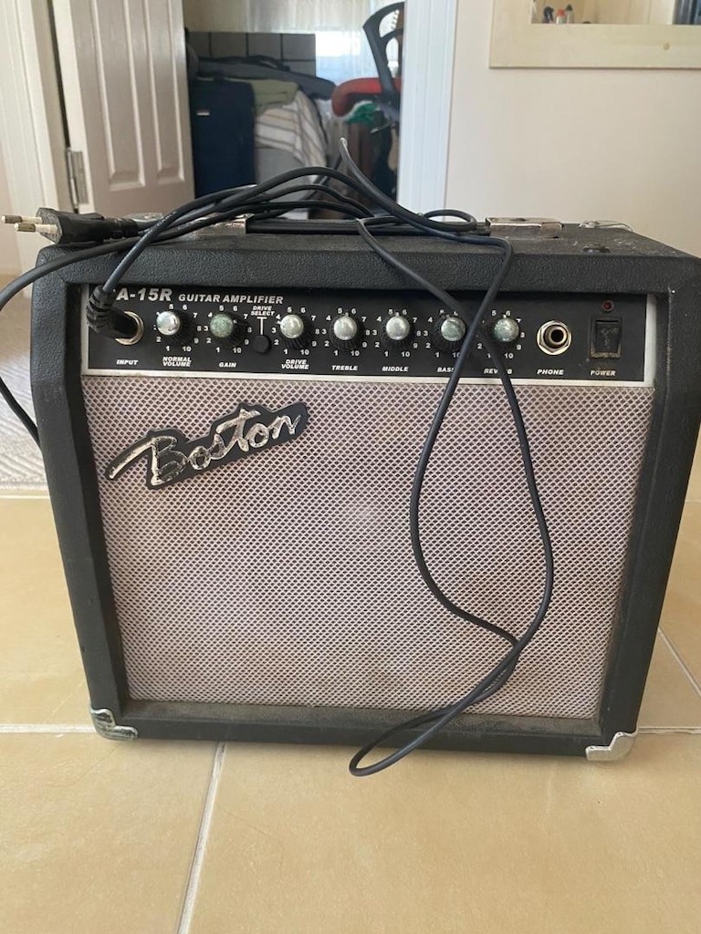 2 Elektro Gitar + Boston GA-15R 15 watt amfi