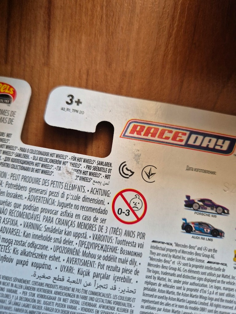 Hot Wheels Car Culture premium realriders Race Day diecast set - 10