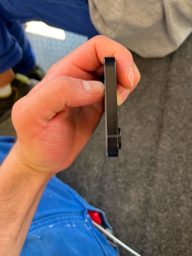 iPhone 16e - 2
