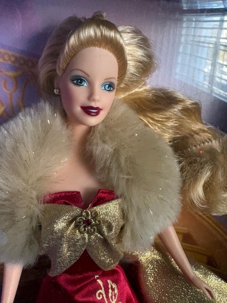 Barbie Glamorous Gala Barbie Doll in Red & Gold Dress ‘ bebeği - 2