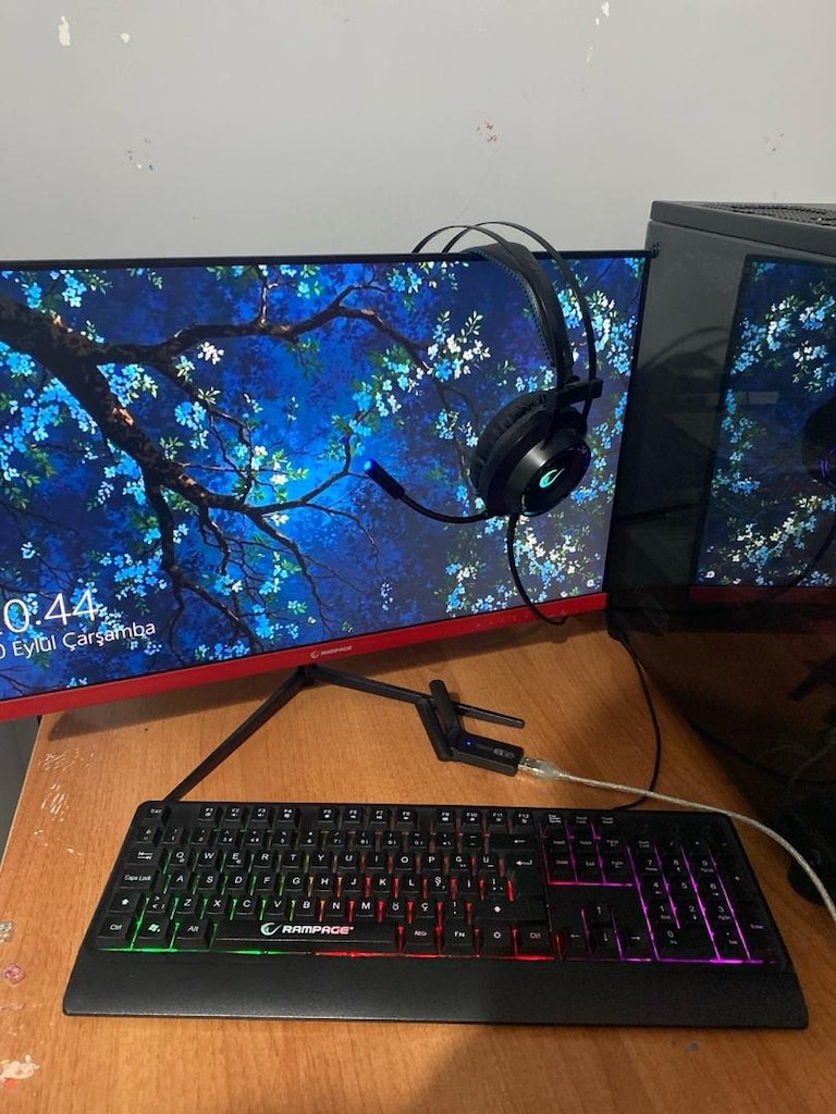 Oyuncu bilgisayarı + 114 Hz monitör + klavye - 3