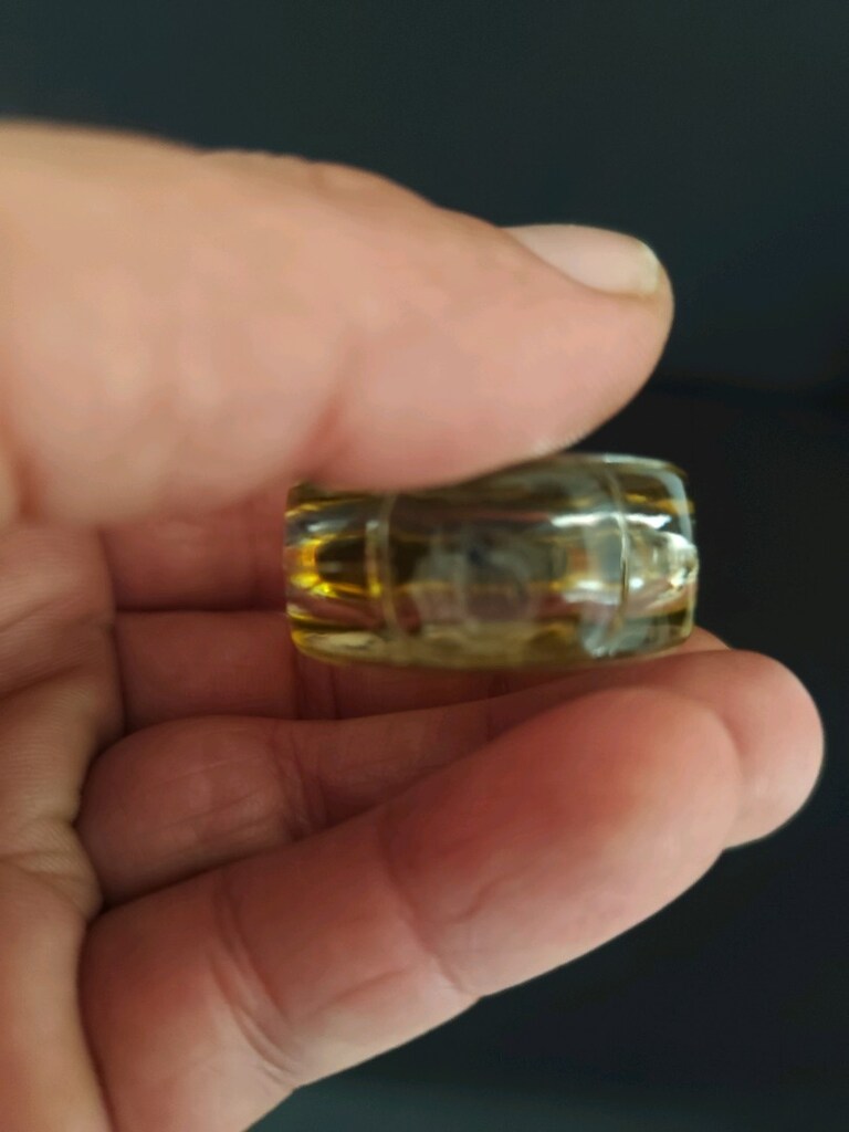 Altın kapaklı, amber renkli sıvı içeren mini Chloé kadın parfümü. - 4