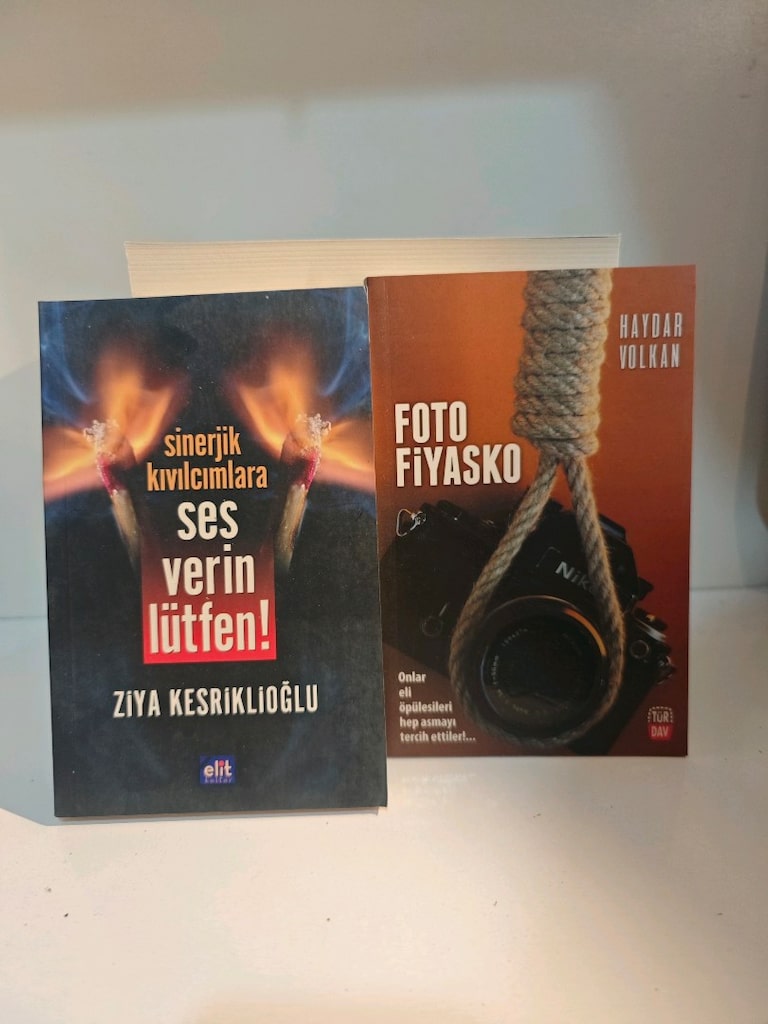 25 adetlik karışık kitap lotu. - 11