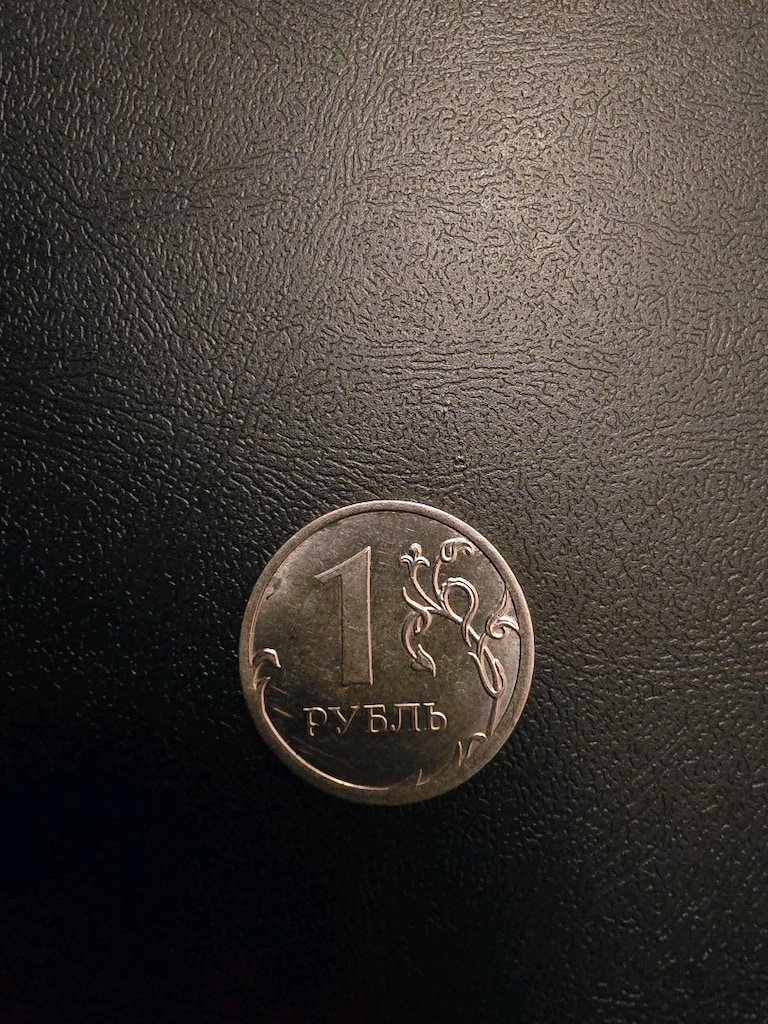 2015 tarihli Rus 1 ruble madeni para - 2