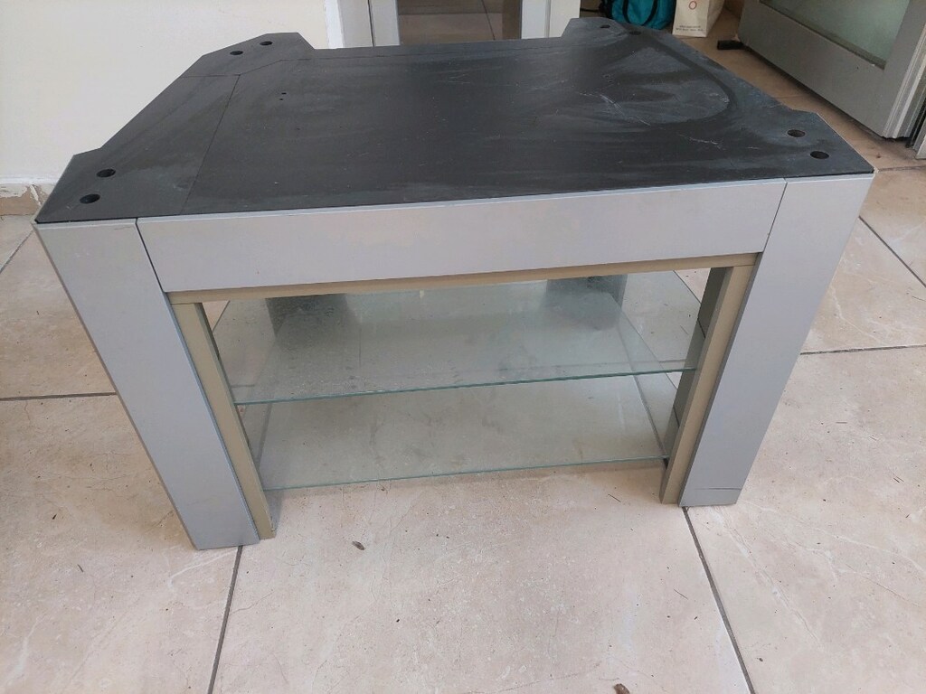 Tv sehpa. 70 cm. Yerden yüksekliği 50 cm. Ürün biraz tozlu. - 3