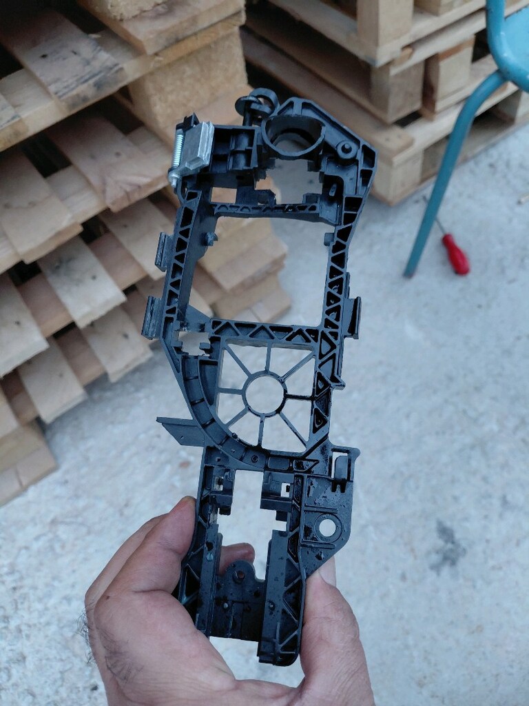 PASSAT B6 ARKA SAĞ KAPI İÇ BRAKET SAĞLAM