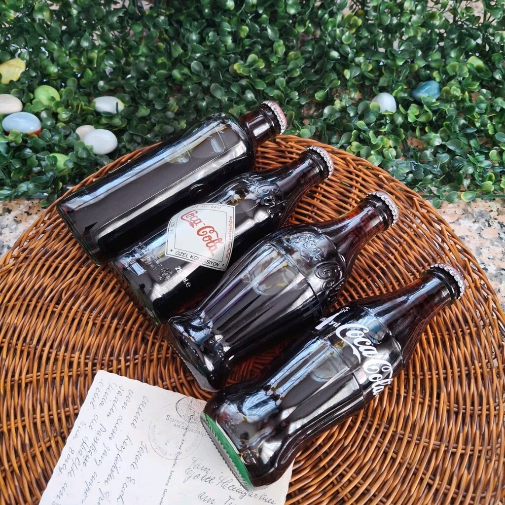 Coca cola 125.Yıl özel koleksiyonu şişe seti (1899-1957) - 7