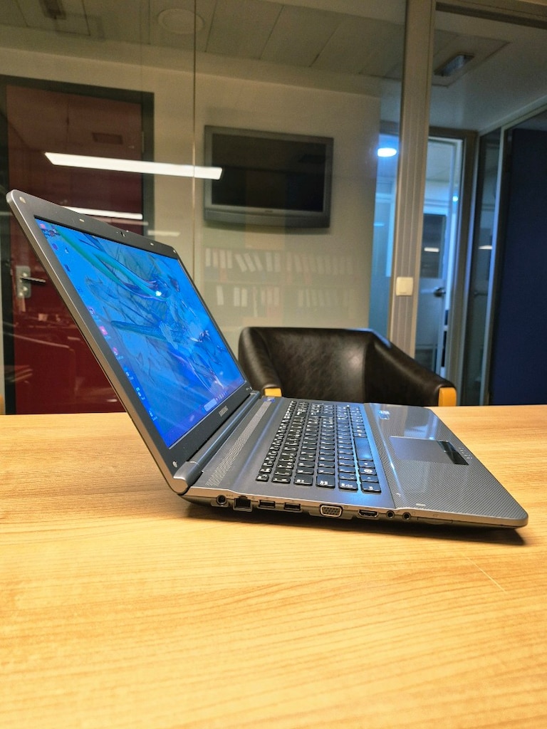 Laptop SAMSUNG i5 İşlemci 17.3 inç Dev Ekran 12GB Ram SSD Pili Sağlam - 3