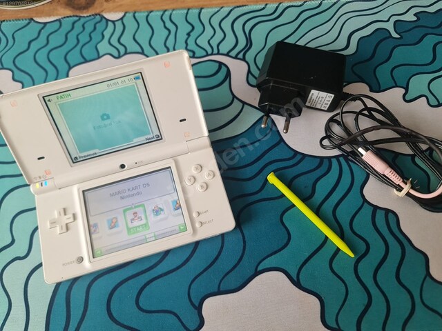 nintendo dsi beyaz el konsolu sorunsuz homebrew yazılımlı kırık
