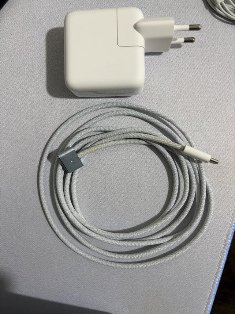 MacBook Air M4 - 12/256 Takasa açık. - 9