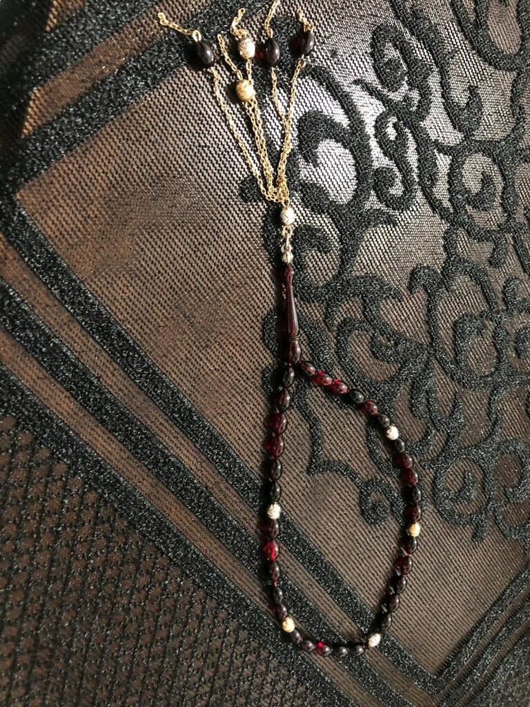 Üzerinde 8 gram 18 ayar altın olan ateş kehribar tesbih. - 2
