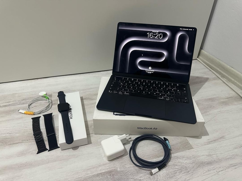 MacBook m4 & Watch - 3