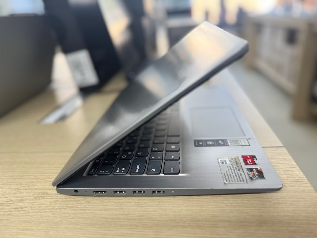 LENOVO RYZEN 3 3250U İŞLEMCİ | 8GB RAM | 256GB SSD - 4