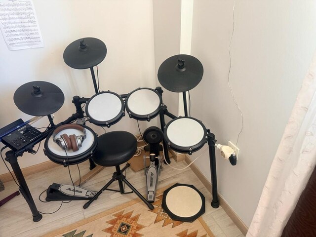 Alesis nitro max cillop gibi