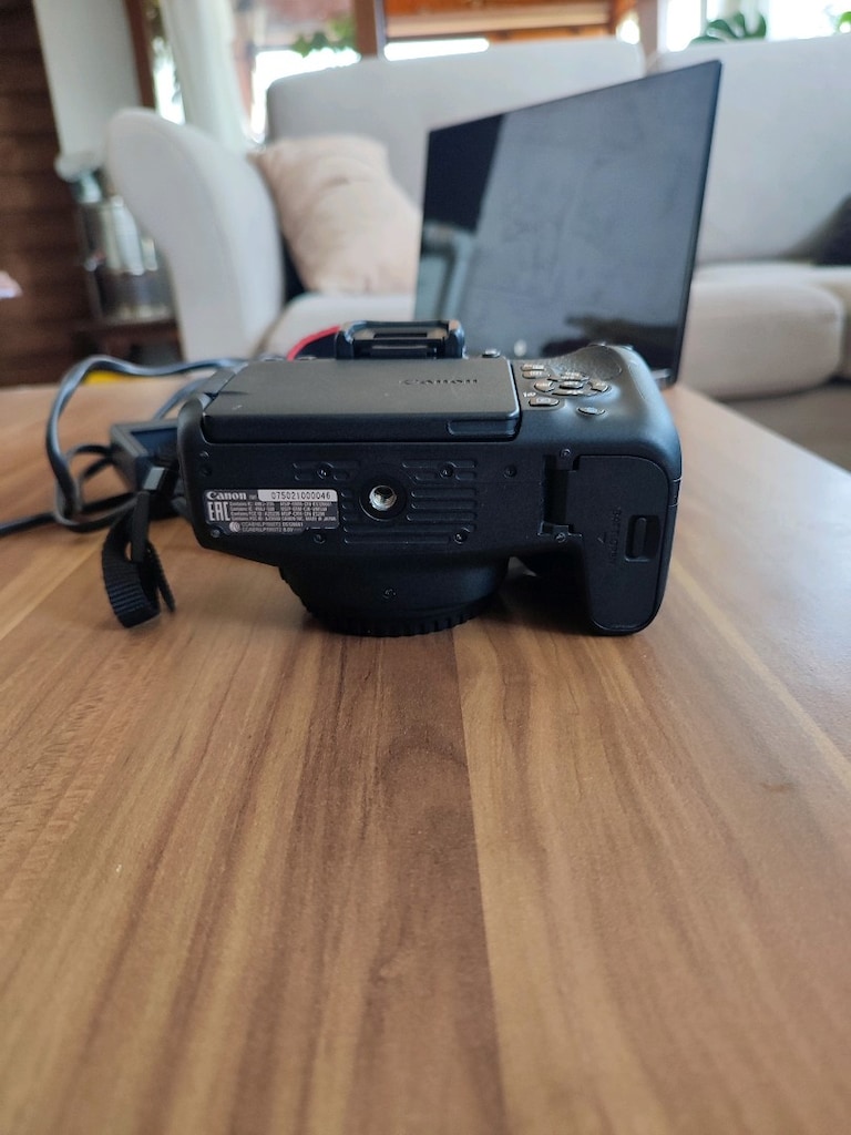 Canon 800d body - 5