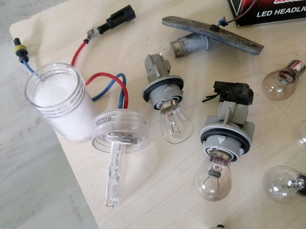 Araç far ampulü ve sinyal ambulleri resimde olan zenon far ampulü - 6