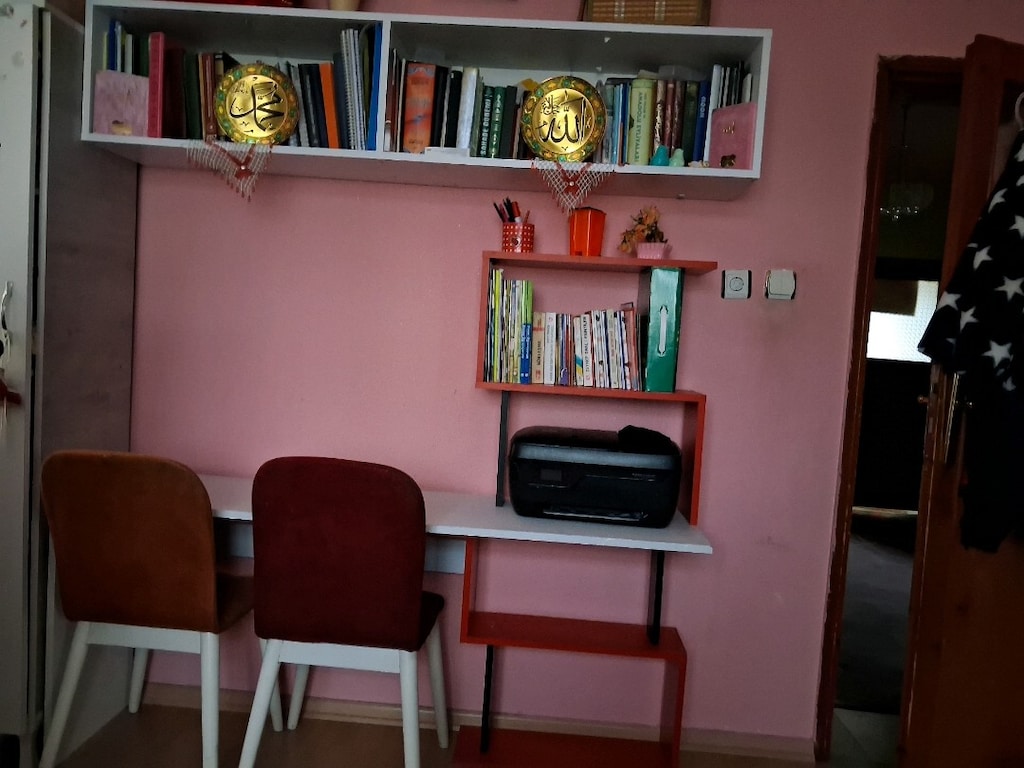 ÇALIŞMA MASASI +SANDALYELER +ÜZERİNDEKİ KİTAPLIK +YAZICI