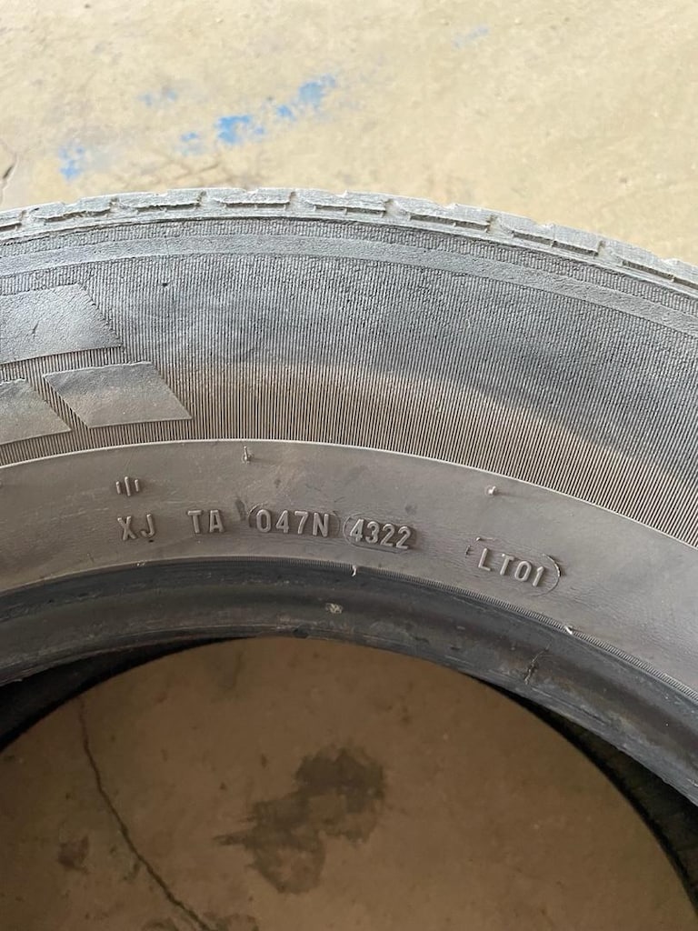 Pirelli 235 65 16C - 4