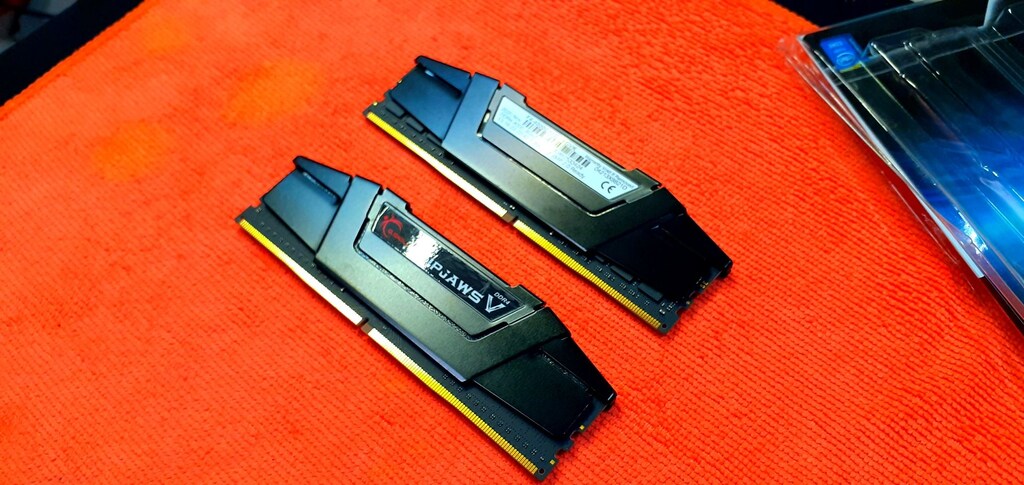 G.Skill Ripjaws V 4000MHz 16GB (2x8) CL18 F4-4000C18D-16GVK DDR4 Ram - 9