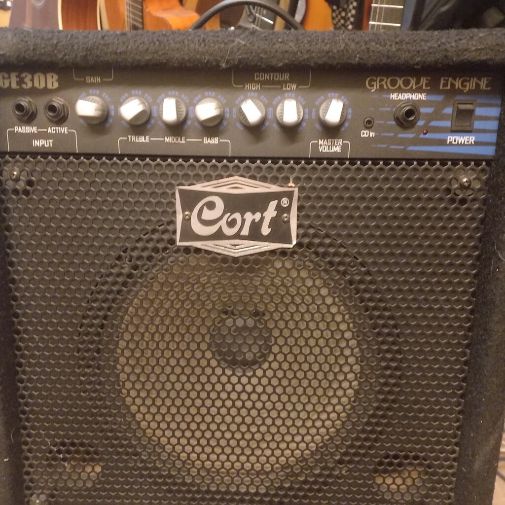Cort GE30B bas gitar amfisi.. cok temiz sorunsuz - 2