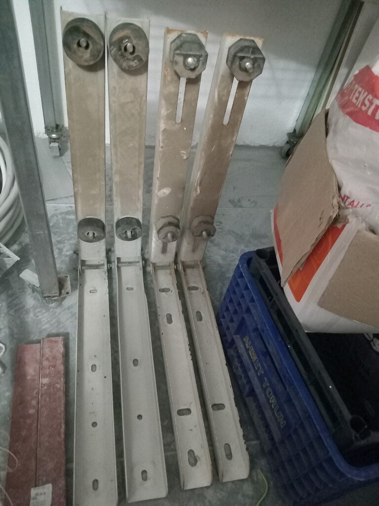 klima motoru ayakları toplam 3 takım var.1 takım 399 - 2