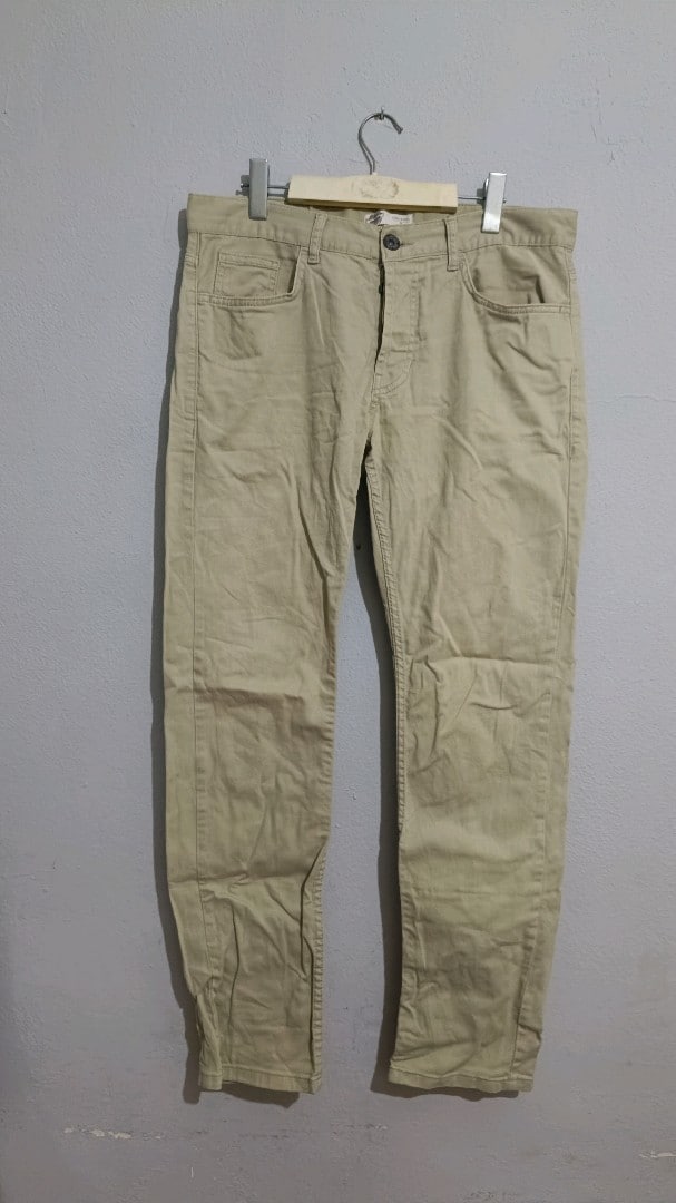 Bej tonundaki bu slim fit pantolon, tam boy kesimi ve hafif dokulu ket