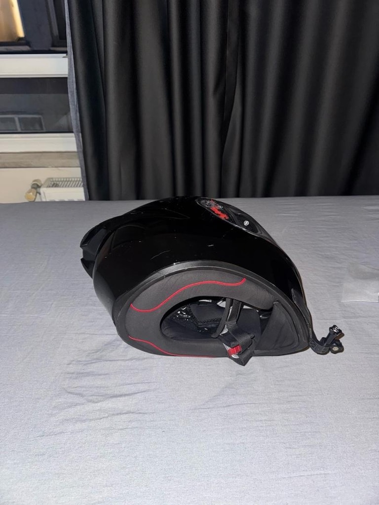 AGV KS1 mono Black ufak deformeleri var satılık temiz - 2