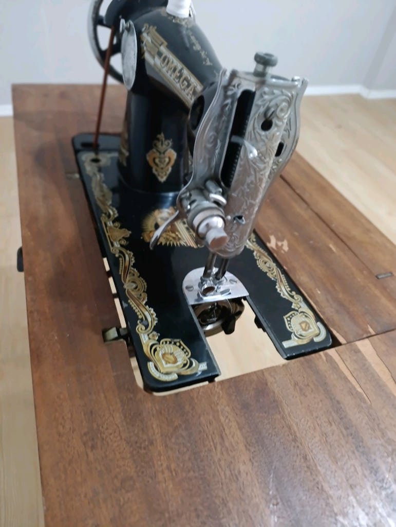 OMEGA Ahşap Tabanlı Vintage Dikiş Makinesi - 3