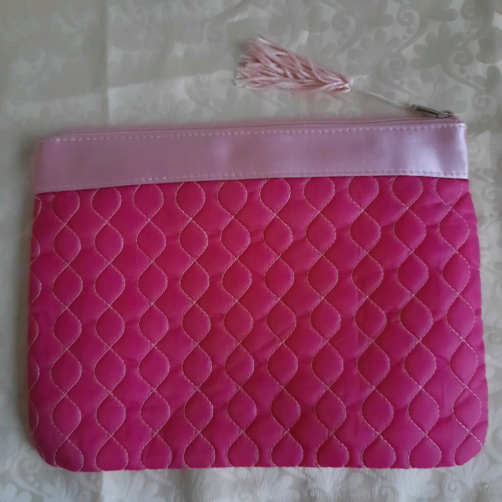 Pembe renk makyaj çantası