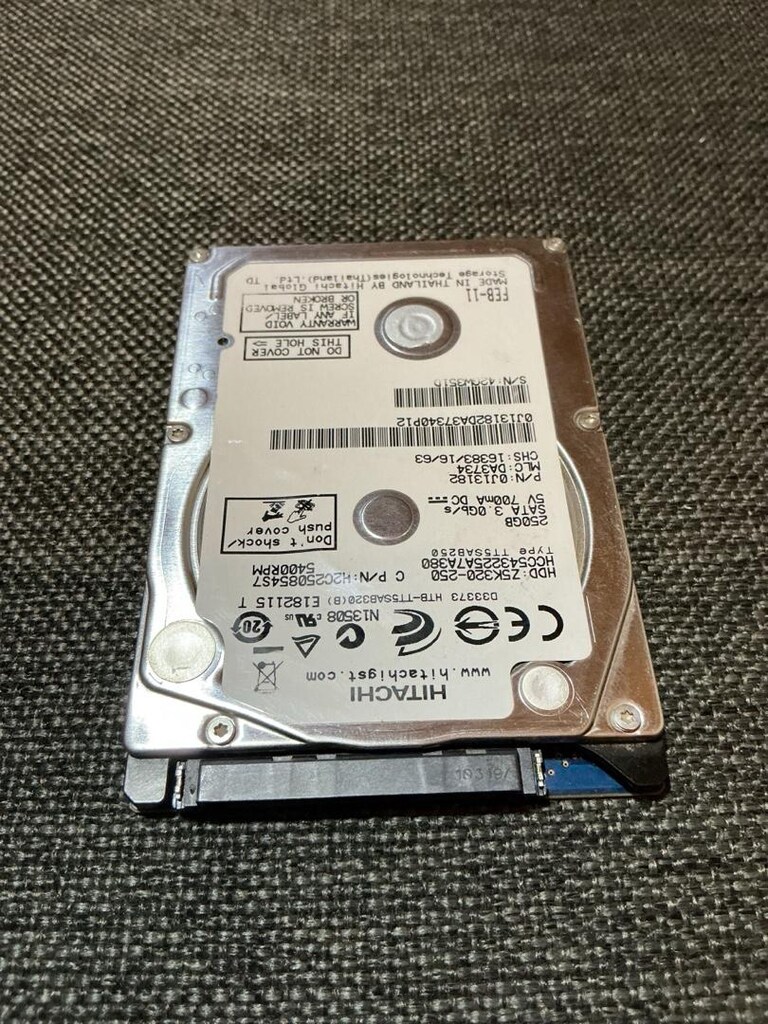 Hitachi marka 250GB kapasiteli taşınabilir sabit disk (HDD). SATA 3 - 4
