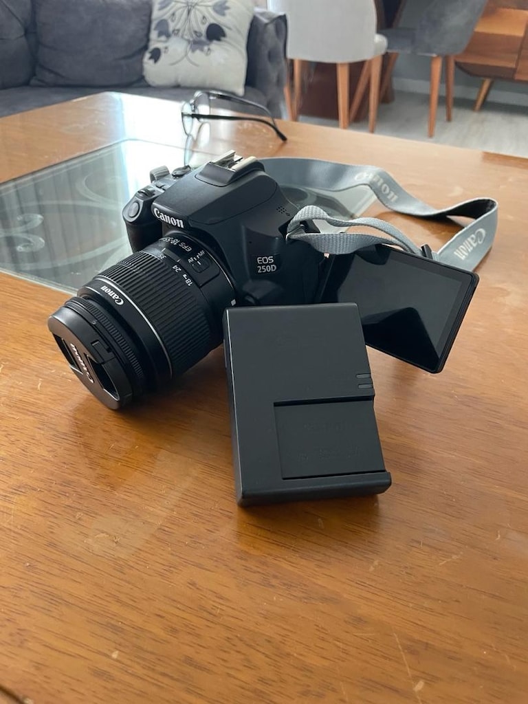 CANON EOS 250D + 18-55MM LENS