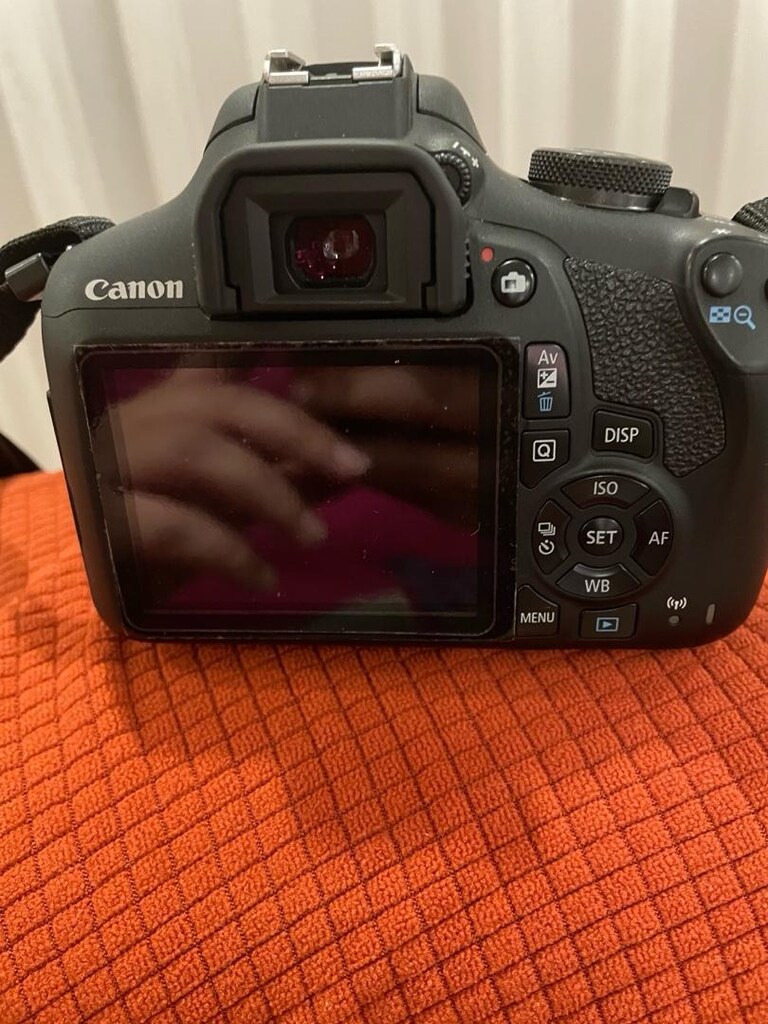 canon e2000d - 2