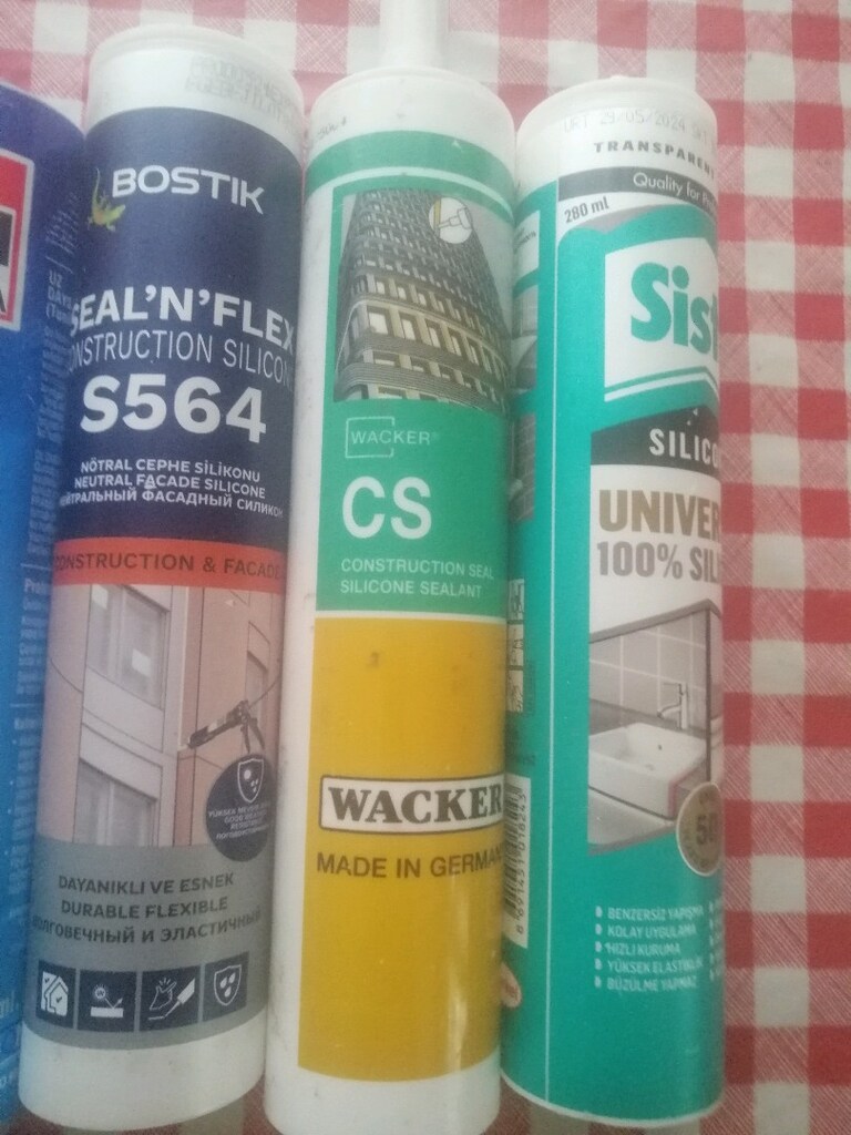 Silikon tabancası ve açılmamış silikonlar. - 2
