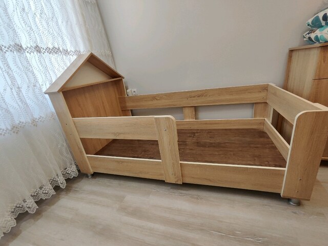 Sıfıra yakın temizlikte, çocuk yatak ve başlığı(90x190 cm uyumlu)