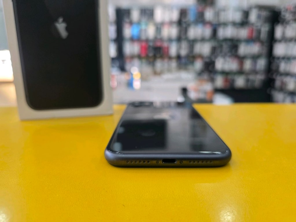 iPhone 11 64GB. Hatasız Siyah Renk. Pil:100 - 5